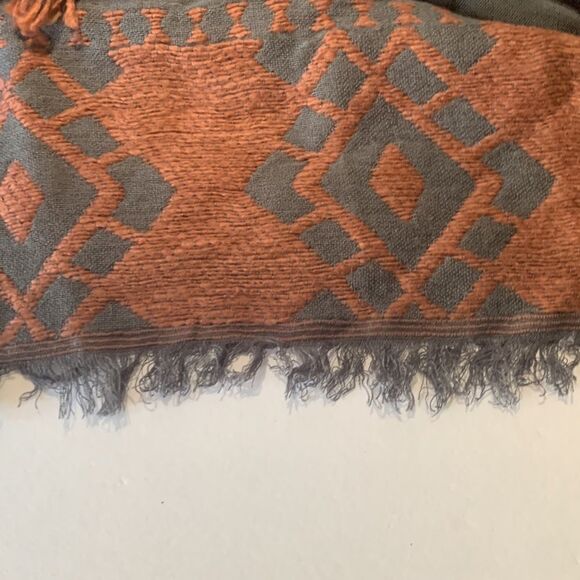 Romano gray rust embroidered fringe shawl NWT - Picture 8 of 8